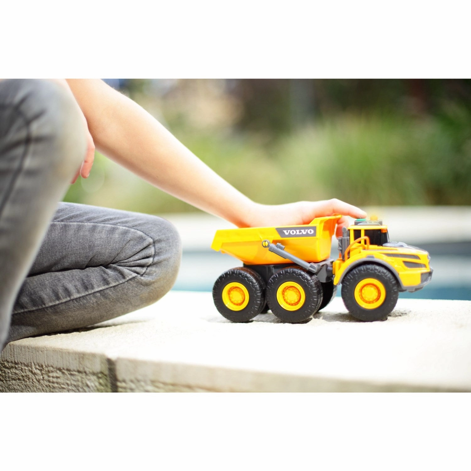 Dickie Toys Volvo Dumper