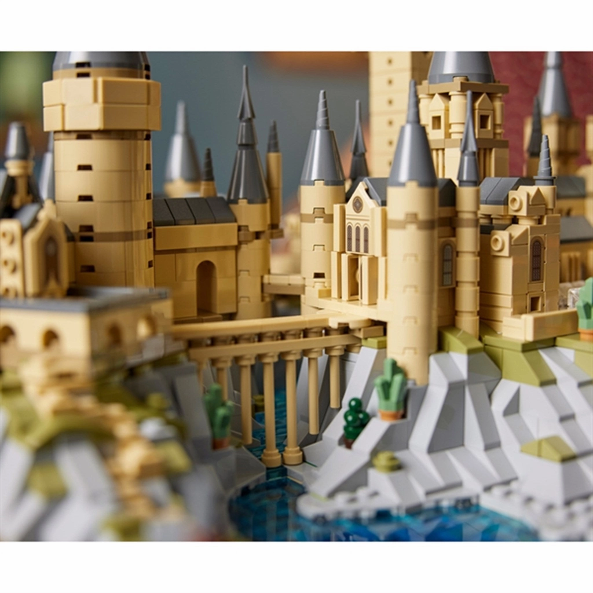 LEGO Harry Potter?Hogwarts?Castle and Surroundings