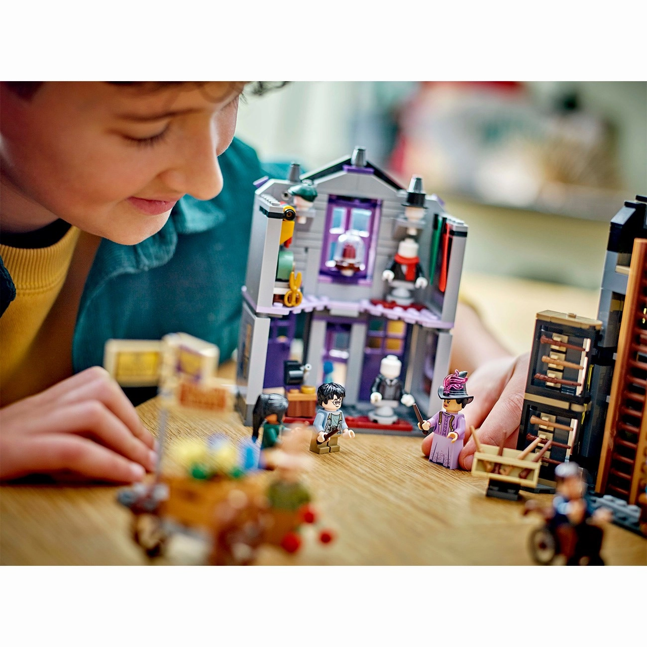 LEGO? Harry Potter?Ollivander? and Madam Malkin's cloaks