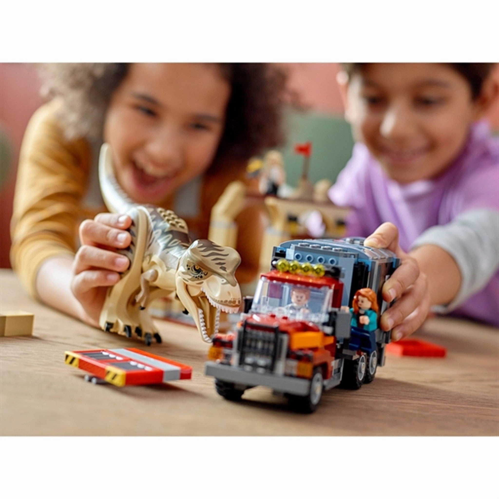 LEGO? Jurassic World? T. rex & Atrociraptor Dinosaur Breakout