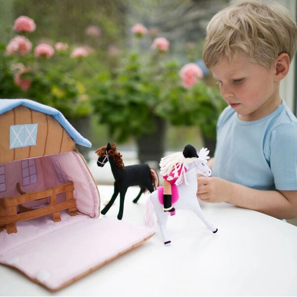 Oskar and Ellen Horse Stable